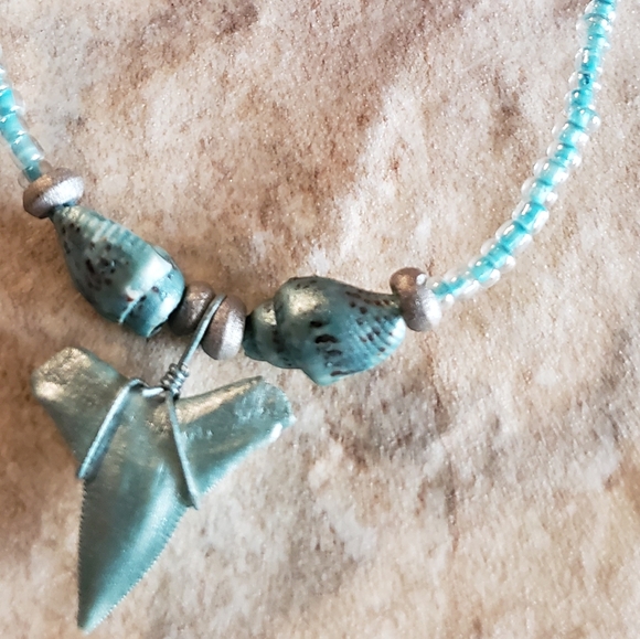 N190
Faux Shark Tooth & Shell Necklace - Picture 6 of 7